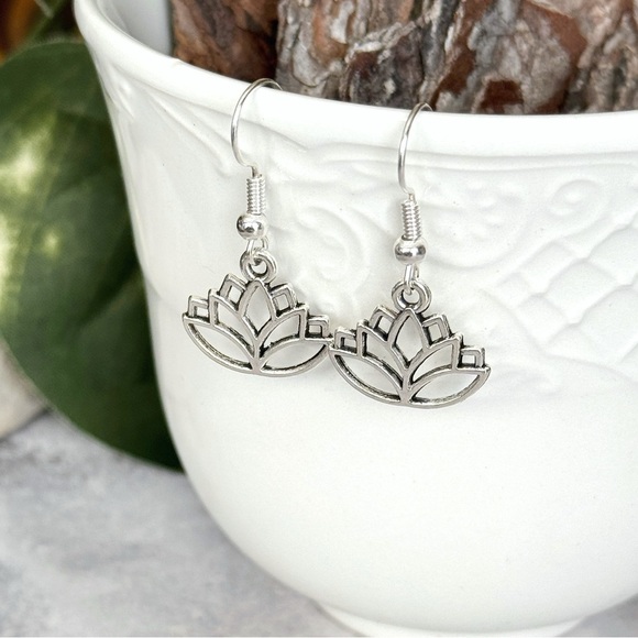 5 For $25💫Silver Lotus Flower Dangles Earrings - Picture 7 of 9